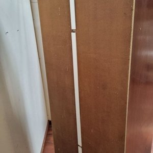 Ropero de madera con puertas, barral y estantes interiores - imagen 4