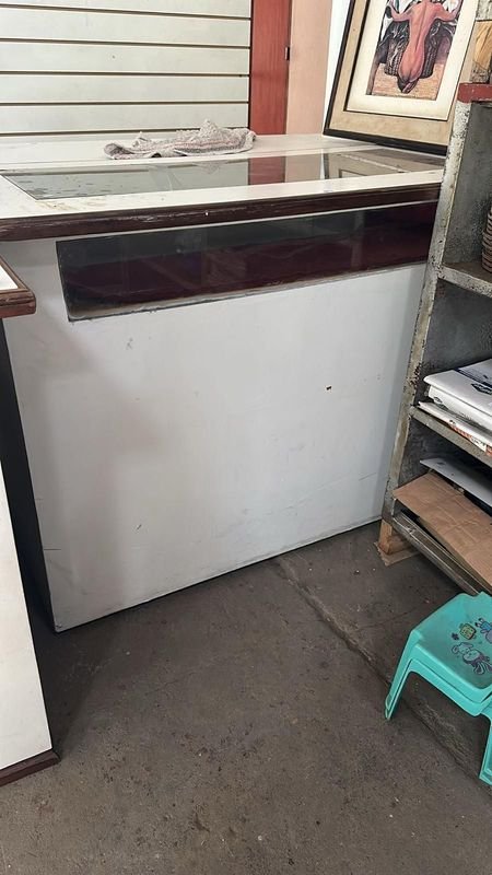 Mostrador con ruedas y tapa de vidrio para almacenamiento - imagen 2