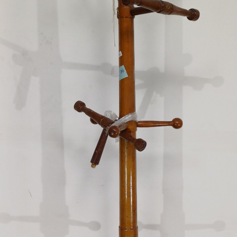 Perchero de pie de madera de pino con base circular y tres patas - imagen 5