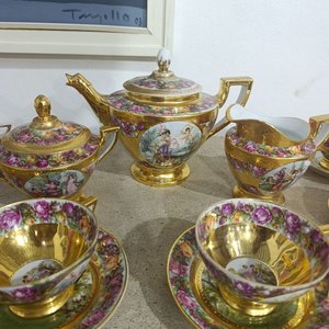 Lote anterior: Juego de Té Checoslovaco Rococó en Porcelana: Tetera, Azucarero, Lechera y 6 Tazas con Platillos