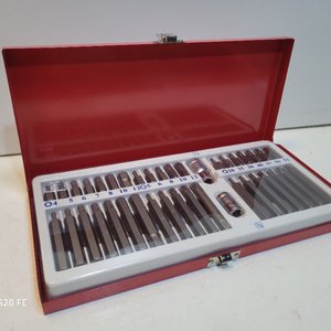 Juego de Puntas Intercambiables y Adaptadores en Caja Metálica Roja (41 Piezas) - imagen 2