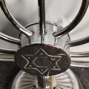 Lámpara Menorá Judía Cromada con 9 Velas y Estrella de David - imagen 3