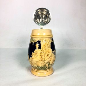 Jarra de Cerveza Vintage con Tapa Metálica y Escenas Grabadas - imagen 3