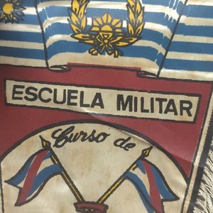 Banderín Triangular Escuela Militar Uruguay "Curso de Caballería" con Flecos Dorados - imagen 2