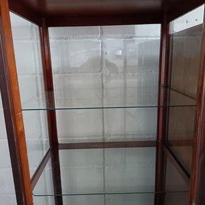 Vitrina Antigua de Madera con Puertas y Estantes de Vidrio - imagen 7