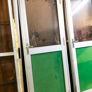 Puerta de Aluminio y Vidrio con Panel Verde - imagen 2