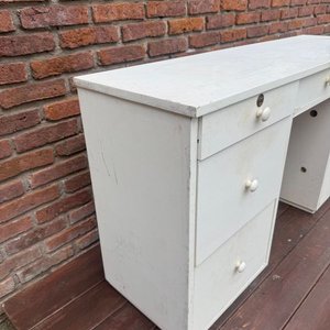 Escritorio Blanco con Cajones y Manijas Redondas - imagen 2