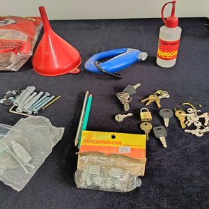 Lote de Embudo, Llaves, Candado, Pasador, Burlete y Varios Elementos - imagen 2