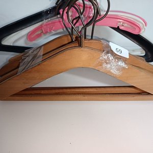 Lote de Perchas de Madera y Plástico - imagen 2