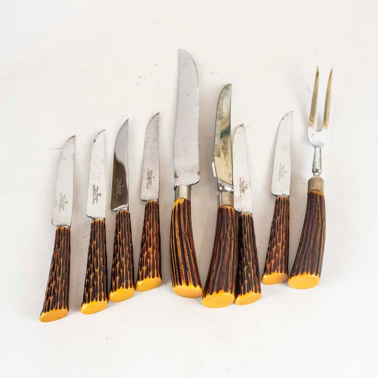 Lote siguiente: Cuchillos de acero inoxidable con mango negro y hojas amarillas