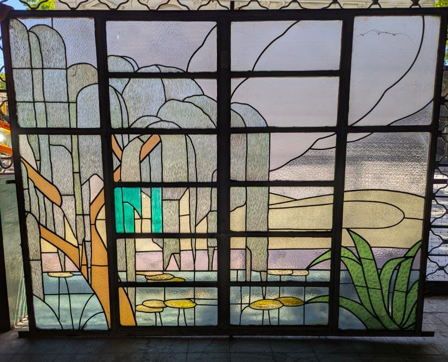 Lote siguiente: Ventana de Art Deco con diseño lago y vegetación