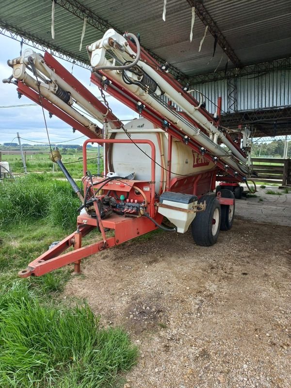 Pulverizadora Agrícola de Arrastre con Tanque y Barras Plegables