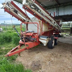 Lote siguiente: Pulverizadora Agrícola de Arrastre con Tanque y Barras Plegables