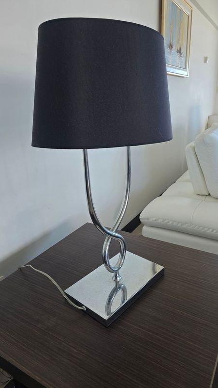 Lámpara de mesa con pantalla negra y base cromada - imagen 3