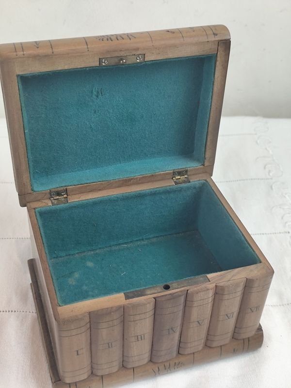 Caja de madera con diseño de libros - imagen 1