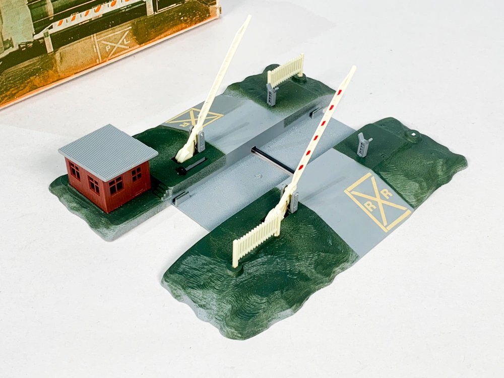 Maqueta de tren a escala con pista y barreras - imagen 2