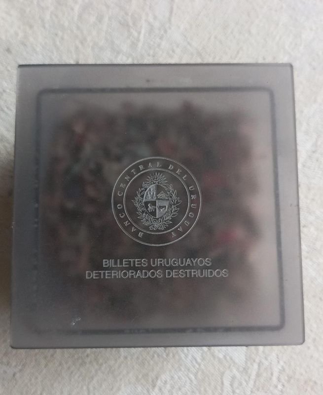 Caja original del Banco central del Uruguay con billetes antiguos fuera de circulación - imagen 2