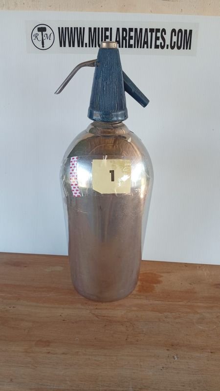 Sifon Antiguo Recargable: Un objeto de metal con función - imagen 1