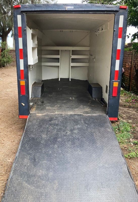 Tráiler cerrado tipo furgón para transporte de motos, herramientas y mercadería - imagen 7