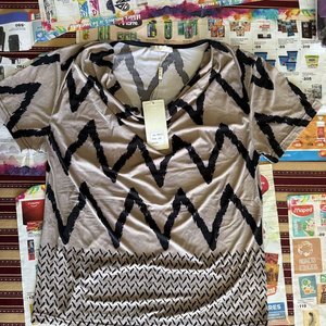 Blusa Beige y Negra con Diseño Zigzag Talle L/XL Nueva - imagen 3