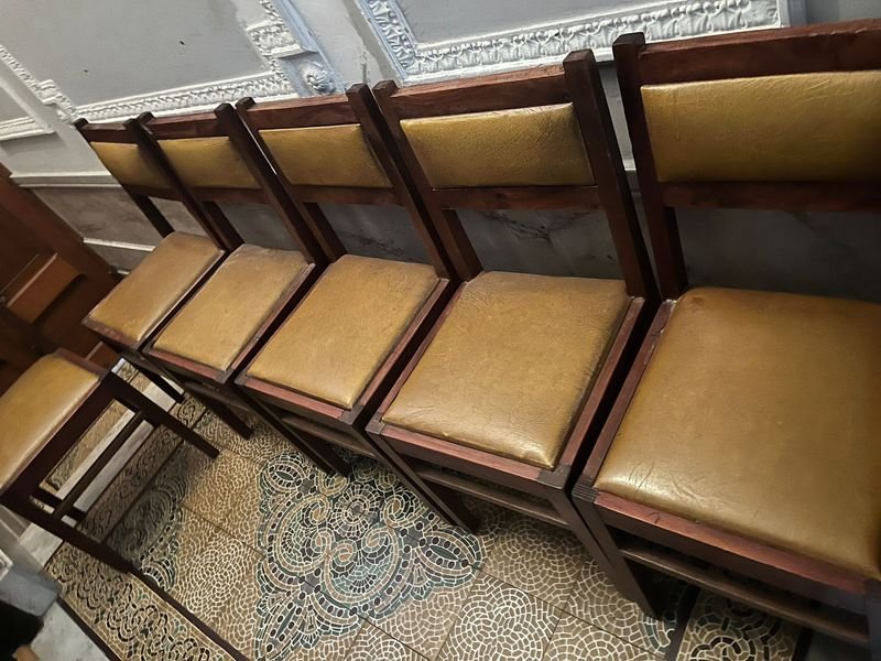 Lote siguiente: Sillas de madera con asiento y respaldo de pantasote