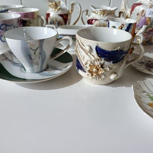 Juego de té incompleto: Tazas, platillos y lechera de diversas procedencias - imagen 5