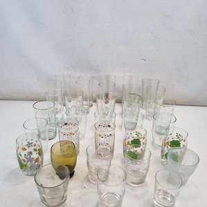 Lote de 33 Vasos Surtidos con Decoraciones Variadas - imagen 2