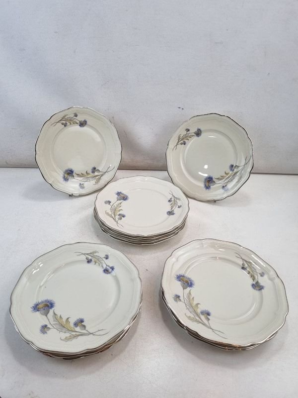 Juego de 12 Platos de Porcelana Hutschenreuther Alt Weimar Bavaria con Cardos y Bordes Plateados