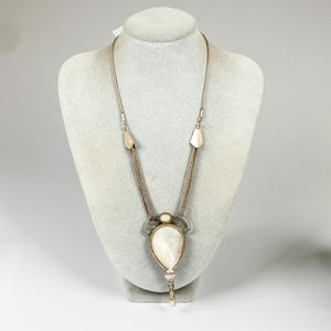 Elegante Cadena de Plata con Colgante de Nácar y Detalles Geométricos - imagen 2