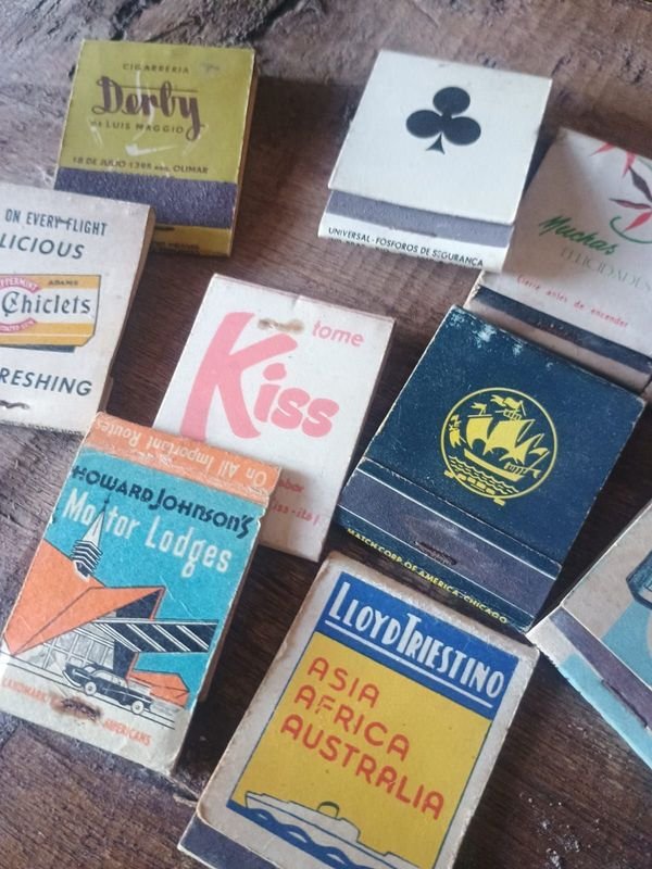 Colección de cajas de cerillos con diseños y colores variados - imagen 3
