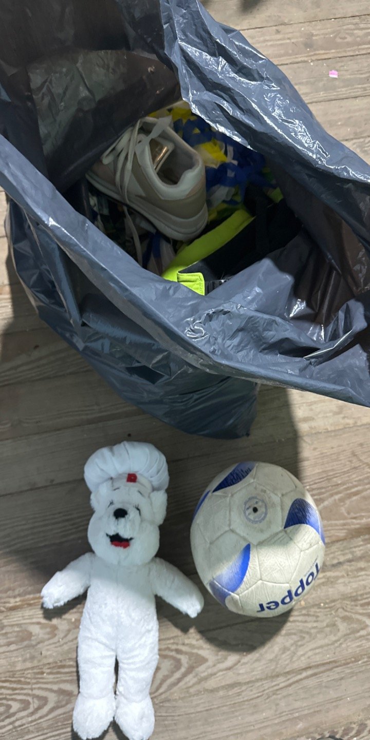 Peluche de Chef, Pelota de Fútbol y Zapatillas Deportivas