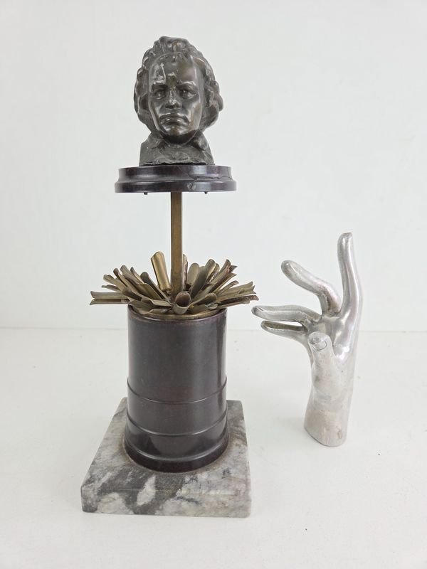 Antigua cigarrera sobre base de marmol con el rostro en petit bronce de Bethoven - imagen 2