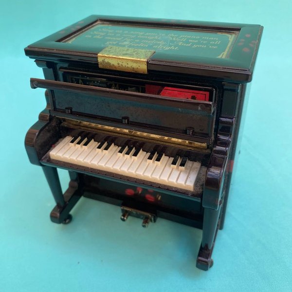 Alhajero musical con forma de piano. Funcionando.  Ver video. 13 cm x 10.5 cm x 14 cm. - imagen 1