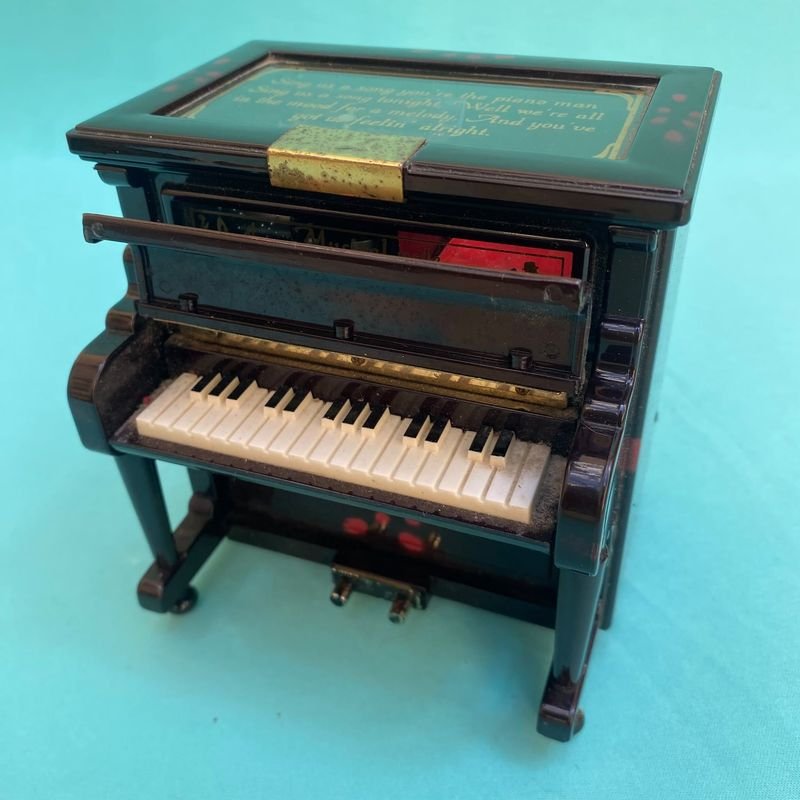 Alhajero musical con forma de piano. Funcionando. Ver video. 13 cm x 10.5 cm x 14 cm.