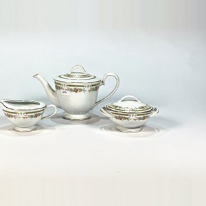 Juego de Porcelana Japonesa Blanca con Decoración Floral: Tetera, Azucarero y Lechera - imagen 2