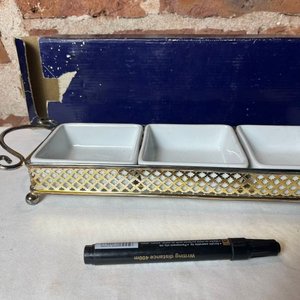 Copetinero de Loza Blanca con Estructura Metálica Dorada - imagen 3