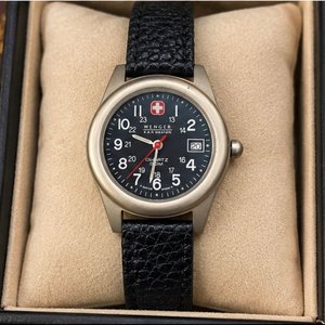 Lote anterior: Reloj Wenger S.A.K. Design Swiss Made Esfera Negra con Calendario