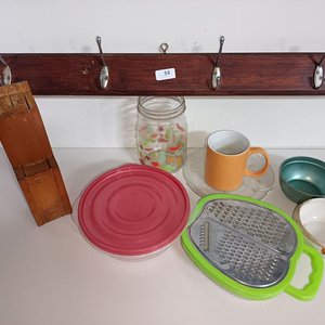 Perchero de Madera con Varios Utensilios de Cocina - imagen 1