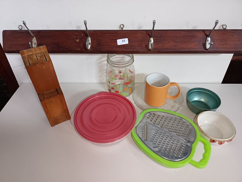 Perchero de Madera con Varios Utensilios de Cocina