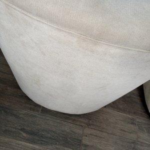 Par de Sillones Tapizados Beige con Detalles de Suciedad - imagen 5