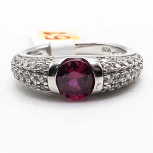 Lote siguiente: Anillo de Plata con Piedras Rojas y Cristales