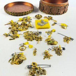 Lote anterior: Lote de Dijes Variados y Caja Decorativa Metálica