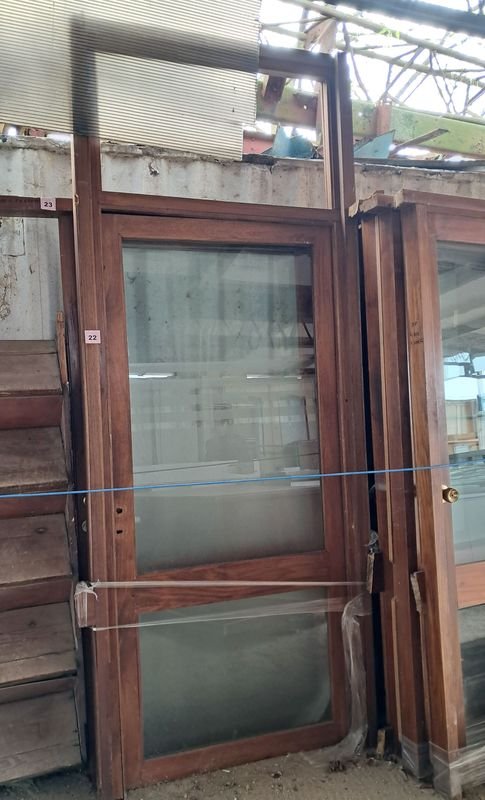 Puerta de madera con mampara y vidrio