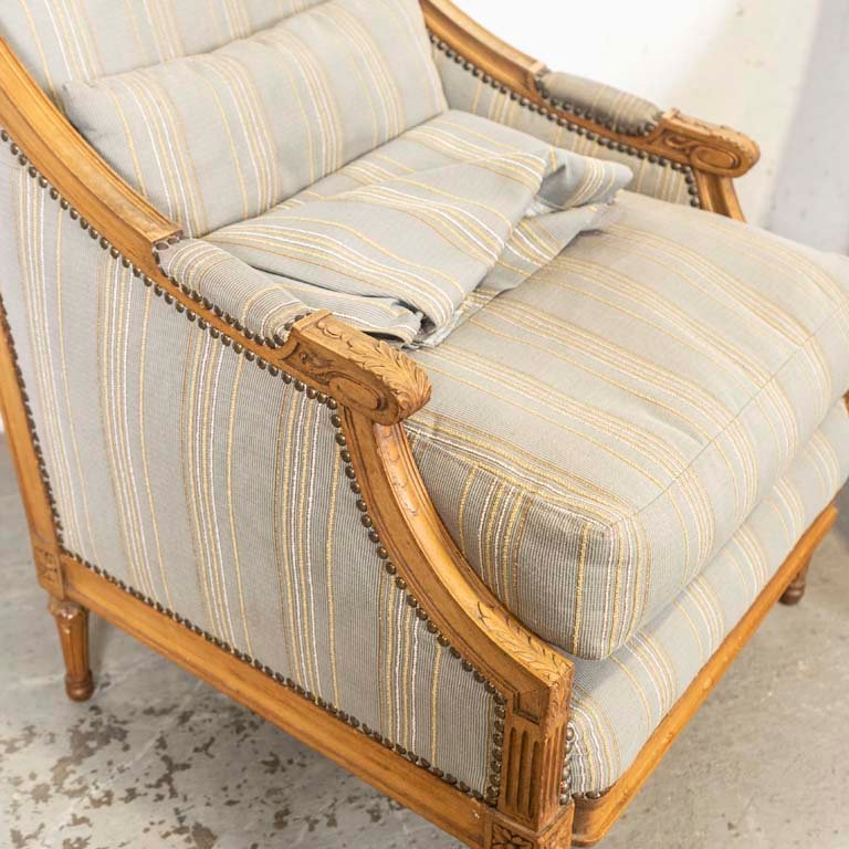 Pare de sillones Luis XVI con tapicería gris y detalles en madera - imagen 2