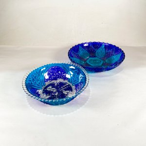 Lote siguiente: Dos Centros de Mesa Vintage en Vidrio Azul Tallado