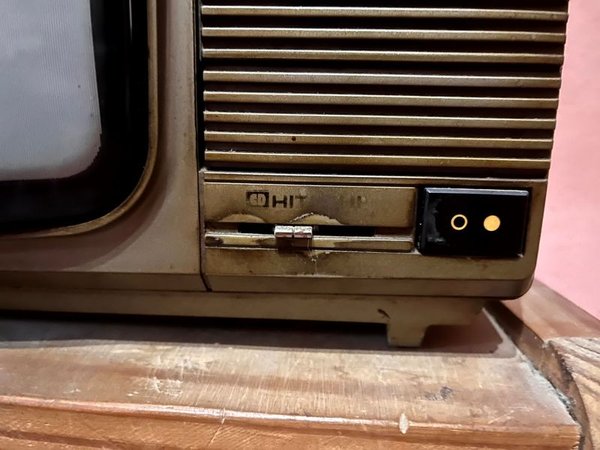 Antiguo Televisor Hitachi Modelo CPT-1411 en Mueble de Madera Rustica - imagen 2