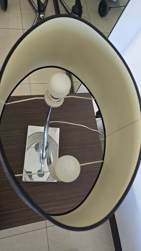 Lámpara de mesa con pantalla negra y base cromada - imagen 2