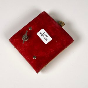 Miniatura Pintada a Mano "Virgen con Niño" con Marco de Bronce y Mecanismo Musical - imagen 5
