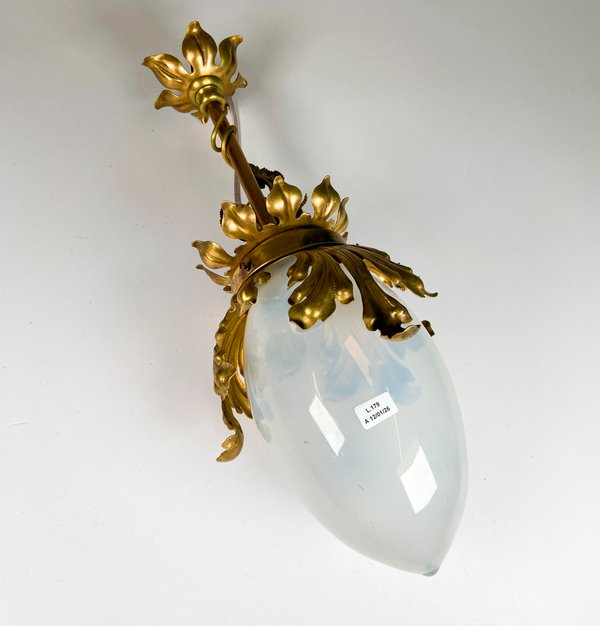 Lote siguiente: Colgante de bronce y vidrio opalinado, 50 cm