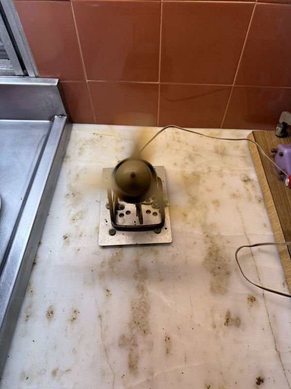 Ventilador Antiguo de Sobremesa Retro - Cuerpo Crema y Base Metálica - imagen 1